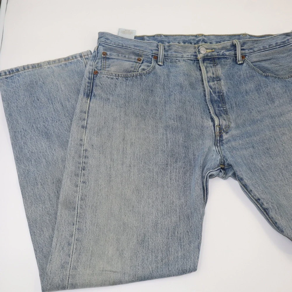 Levis 501 Men Original Fit Button Fly Straight Leg Light Wash Blue Jeans 38 x 32